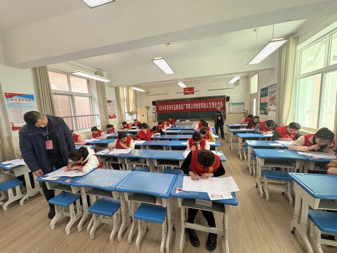 理論考試現(xiàn)場 理論考試現(xiàn)場