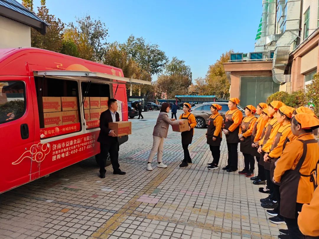 濟南益康總經(jīng)理何海波為員工發(fā)放蘋果