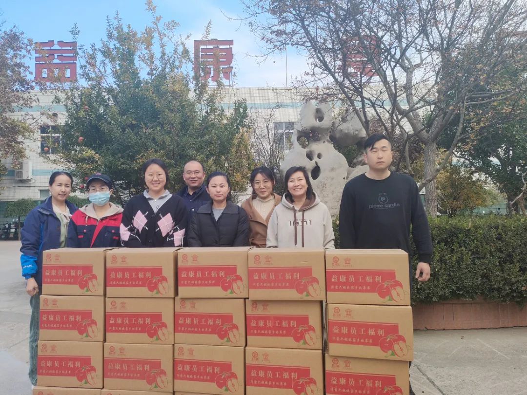 笑容燦爛的與蘋果合個影