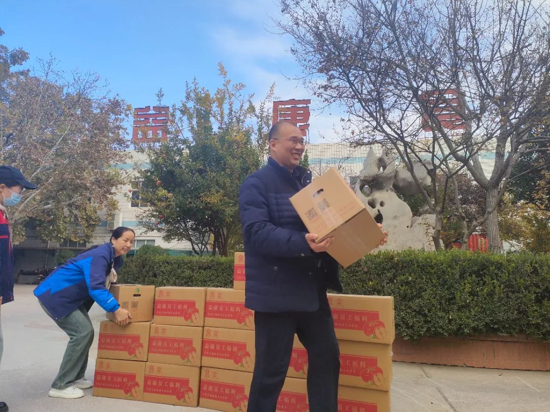 哈哈，眉梢間都含著笑意！