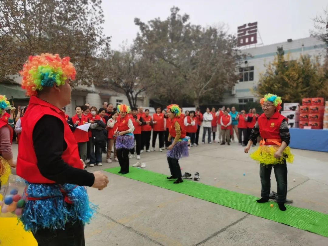 奮力甩球，電臀達(dá)人們來(lái)咯！