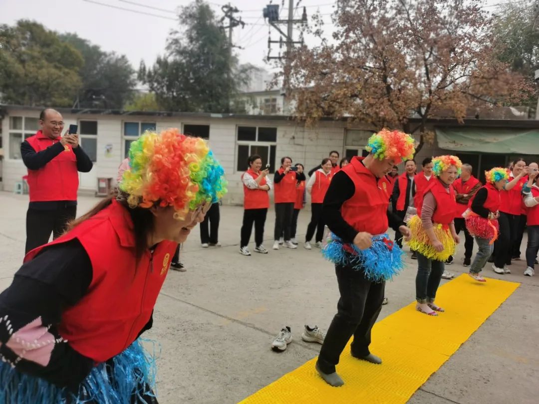 奮力甩球，電臀達(dá)人們來(lái)咯！