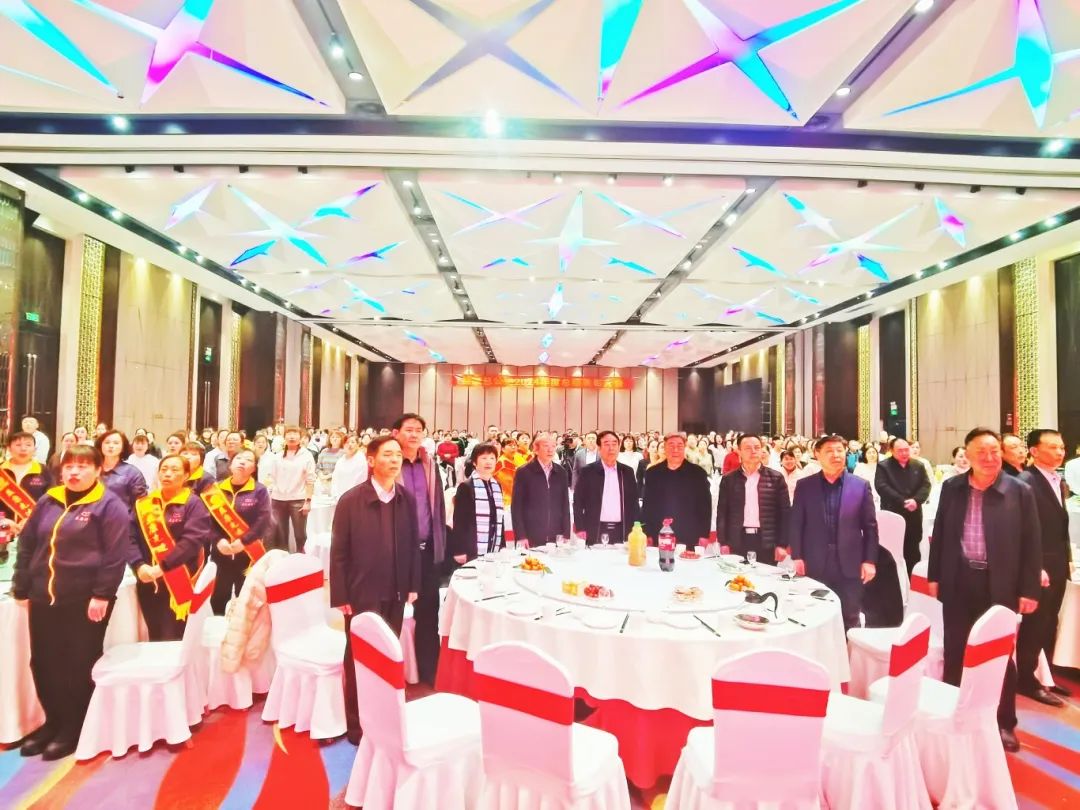 全體起立唱《中華人民共和國國歌》