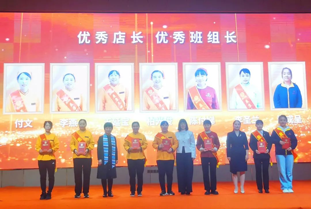 天橋區(qū)委組織部原常務副部長劉清&nbsp; 濟南益康百姓連鎖超市有限公司副總經(jīng)理徐華益康食品廠副廠長黃輝，共同為獲獎者頒獎