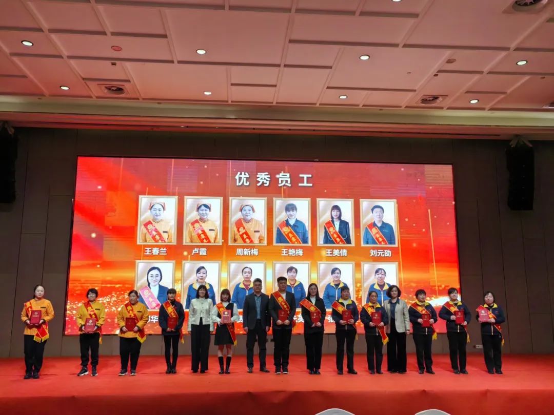 濟南益康百姓連鎖超市有限公司副總經(jīng)理徐華濟南益康總公司開發(fā)項目經(jīng)理楊廣舟平陰分公司總經(jīng)理孔燕共同為超市&ldquo;優(yōu)秀員工&rdquo;頒獎