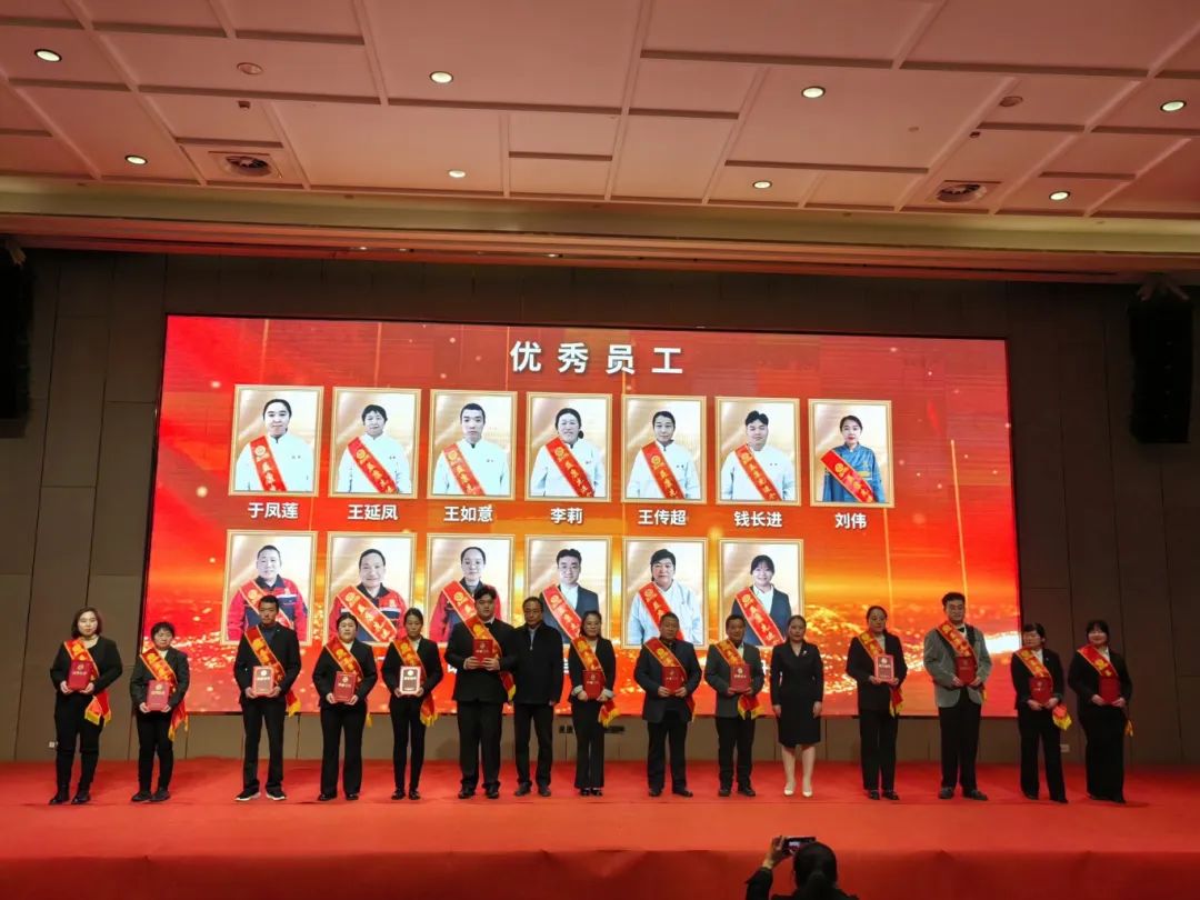 濟南市益康食品廠廠長韋玉君濟南市益康食品廠副廠長黃輝共同為食品廠&ldquo;優(yōu)秀員工&rdquo;頒獎