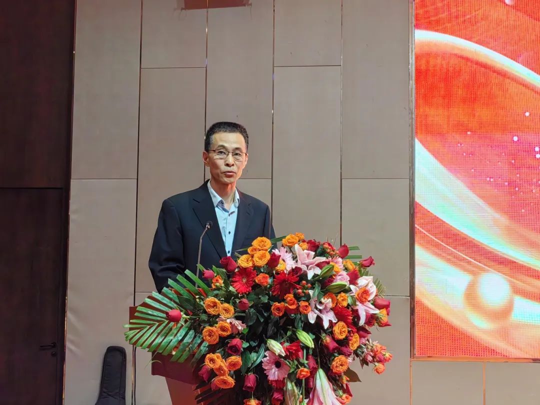 濟南益康總公司黨委副書記孫延才宣讀益康黨委關(guān)于授予徐傳愛同志為益康終身勞動模范榮譽稱號的決定