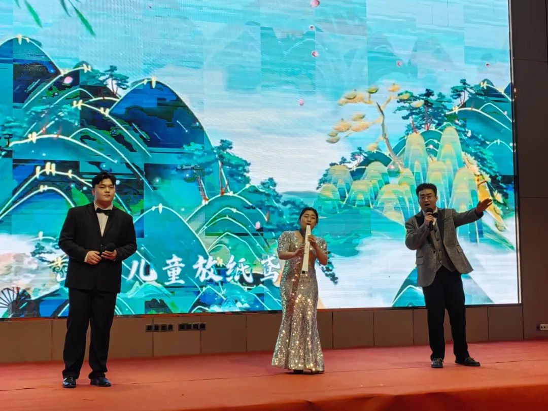 電吹管伴奏、歌曲《上春山》