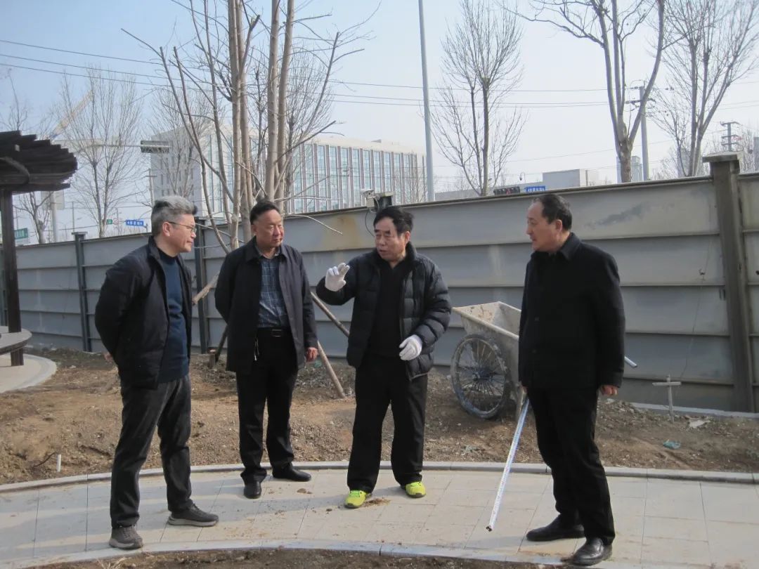 濟(jì)南益康總公司黨委書(shū)記、董事長(zhǎng)王忠本對(duì)植樹(shù)活動(dòng)進(jìn)行總體安排