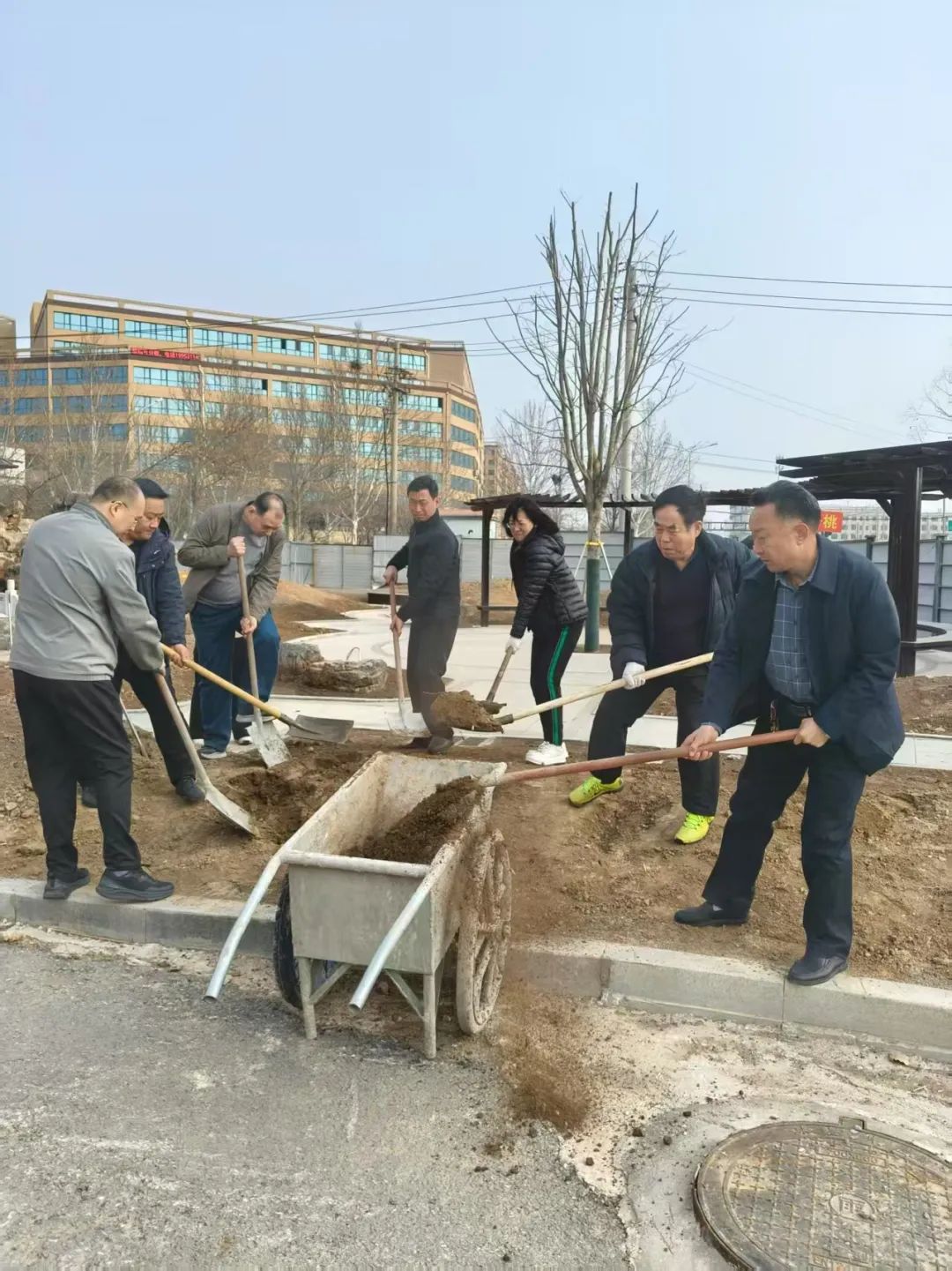 熱火朝天植樹(shù)現(xiàn)場(chǎng)