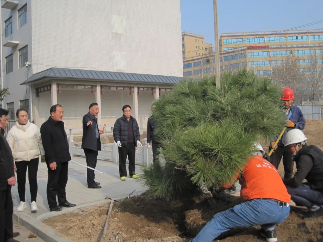 熱火朝天植樹(shù)現(xiàn)場(chǎng)