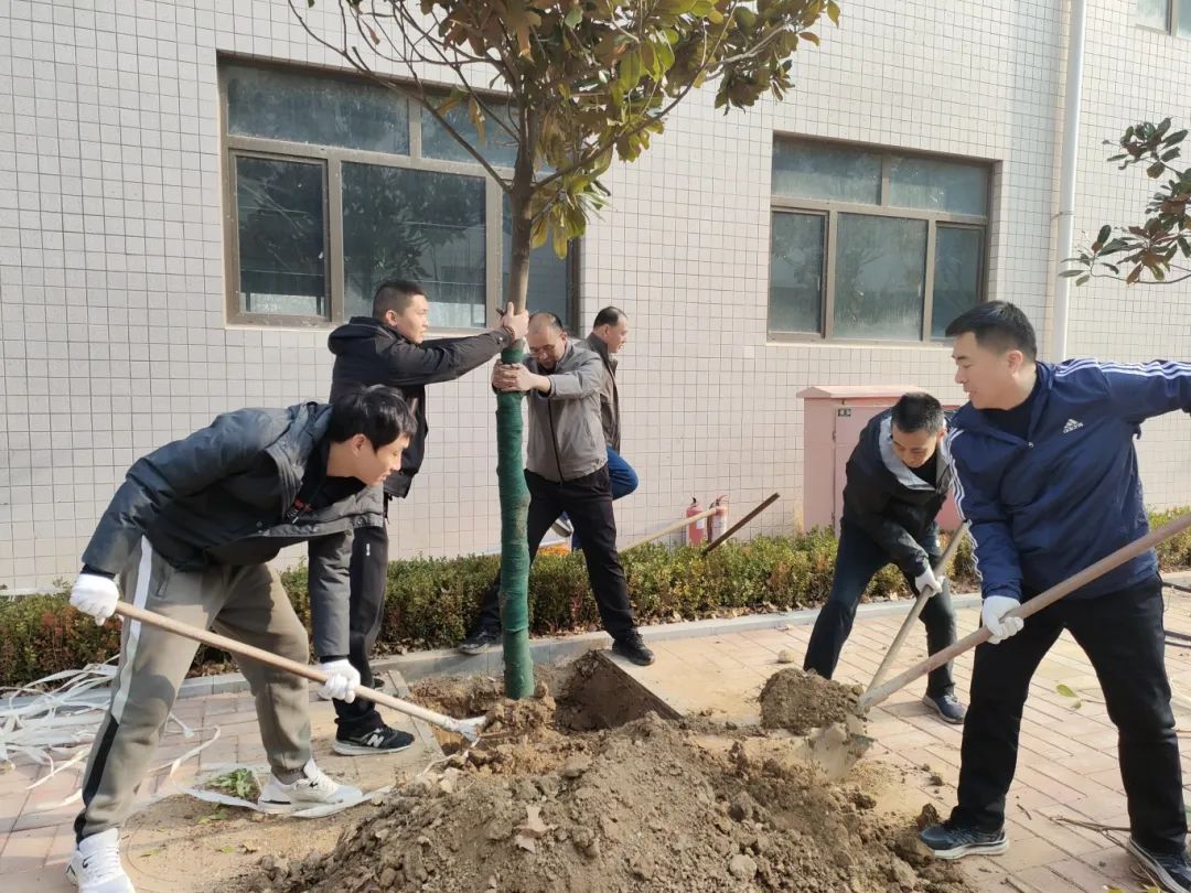 熱火朝天植樹(shù)現(xiàn)場(chǎng)