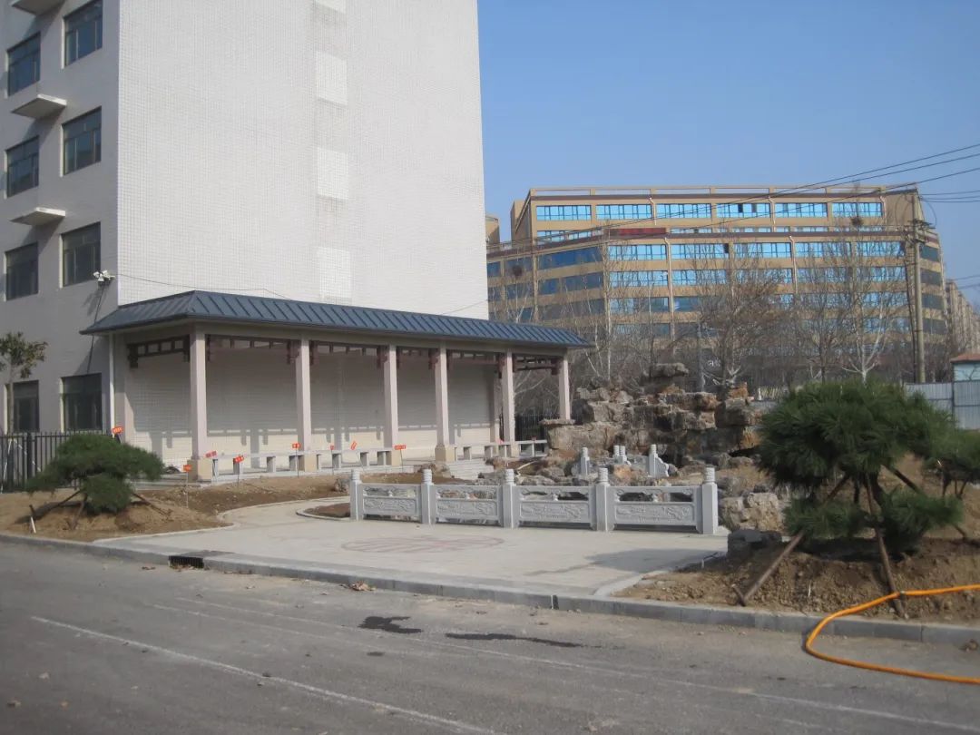 熱火朝天植樹(shù)現(xiàn)場(chǎng)