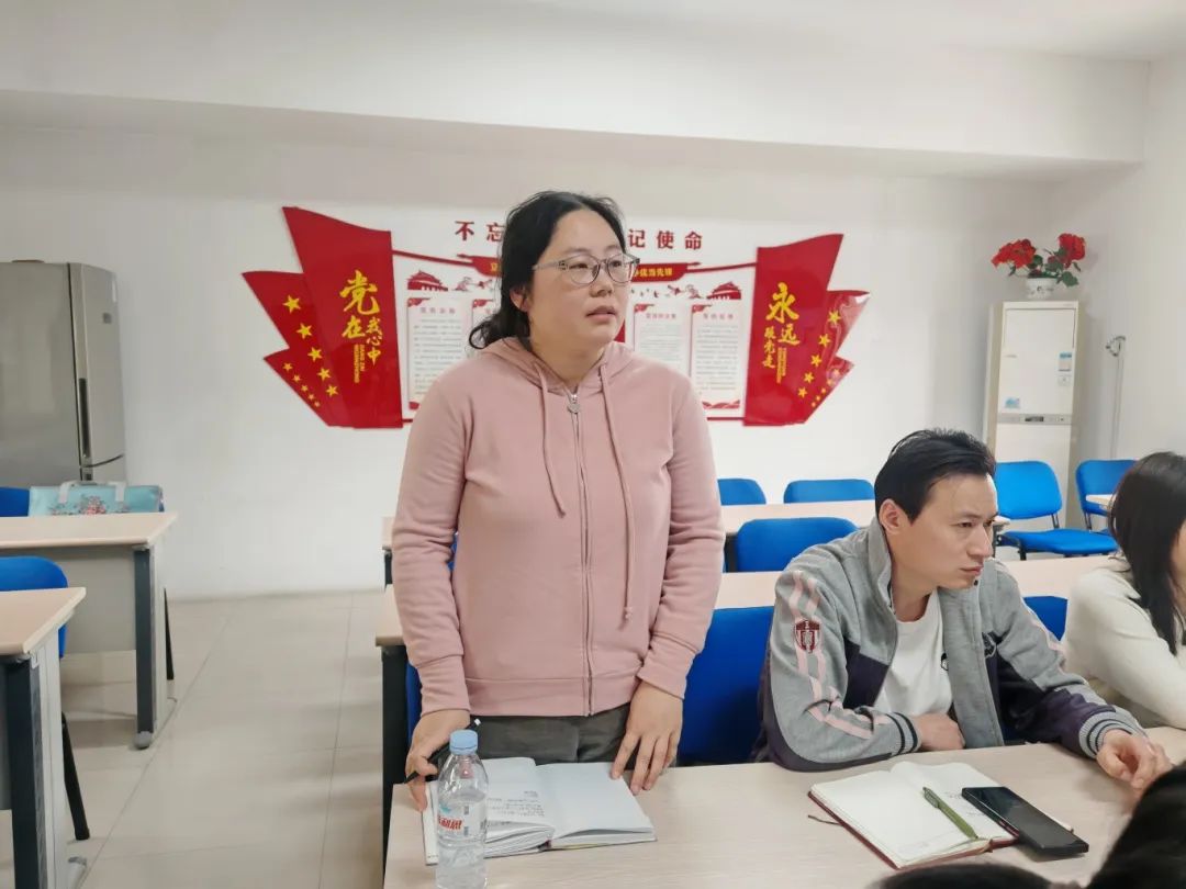 ▲踴躍提問與老師進(jìn)行互動(dòng)交流