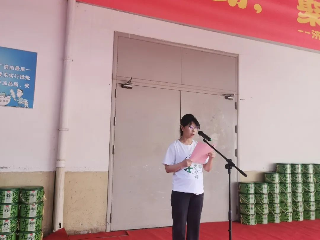 益康食品廠助理經(jīng)理董世平做表態(tài)發(fā)言