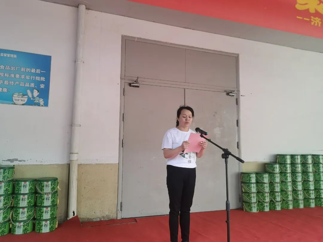 益康食品廠生產(chǎn)調(diào)度部主任邢小莉做表態(tài)發(fā)言