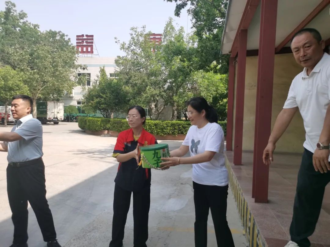 &ldquo;九子荷香&rdquo;粽集結裝車