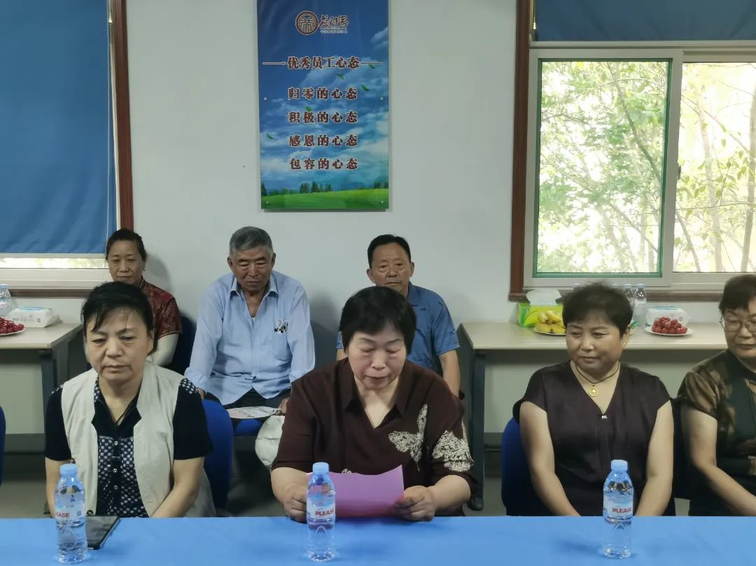 ▲益康退休職工代表劉振菊發(fā)言