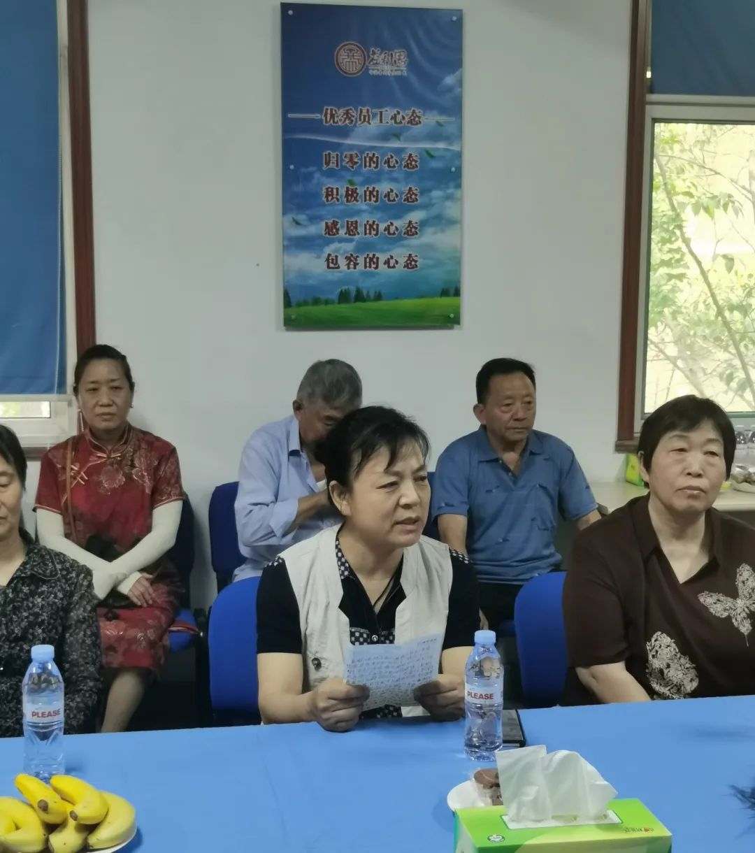 ▲益康退休職工代表丁莉萍發(fā)言