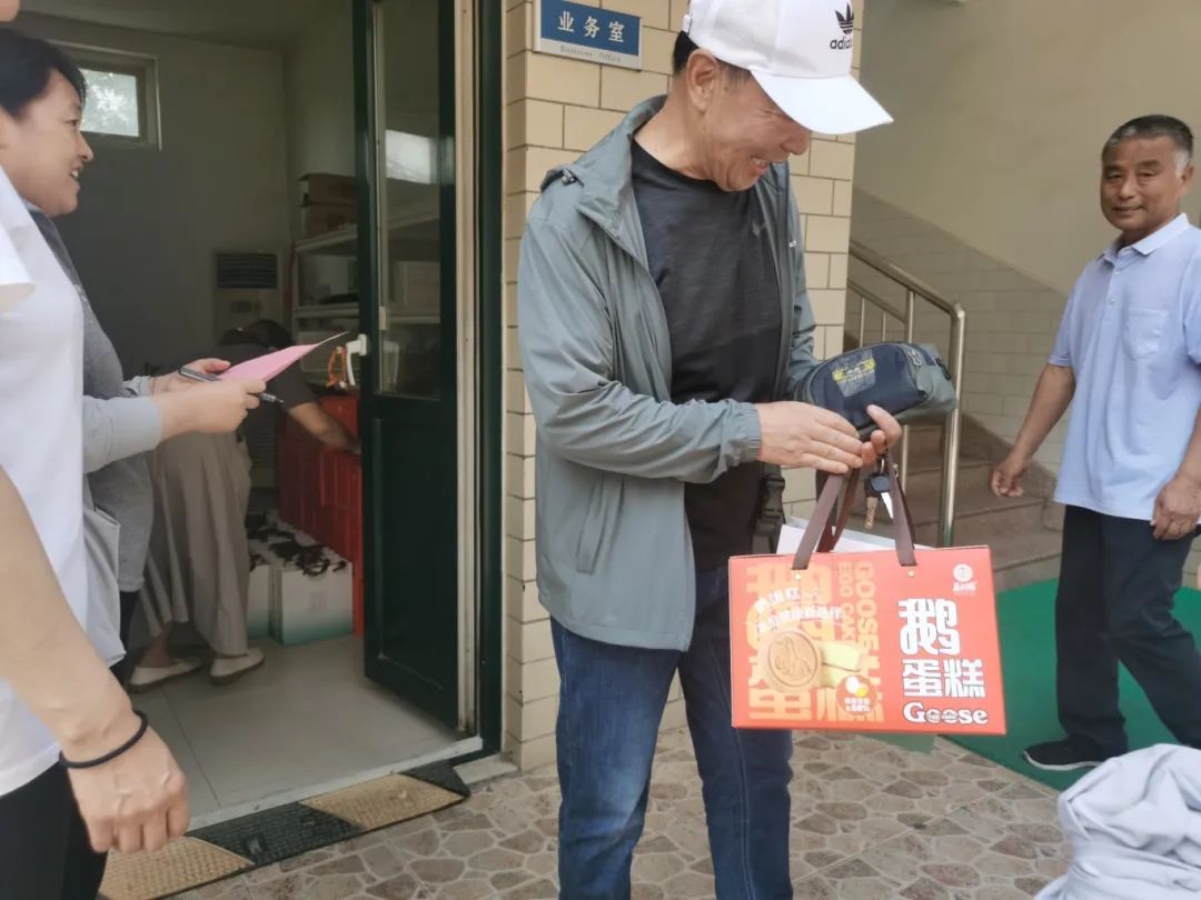 ▲為退休職工代表送上益康伴手禮