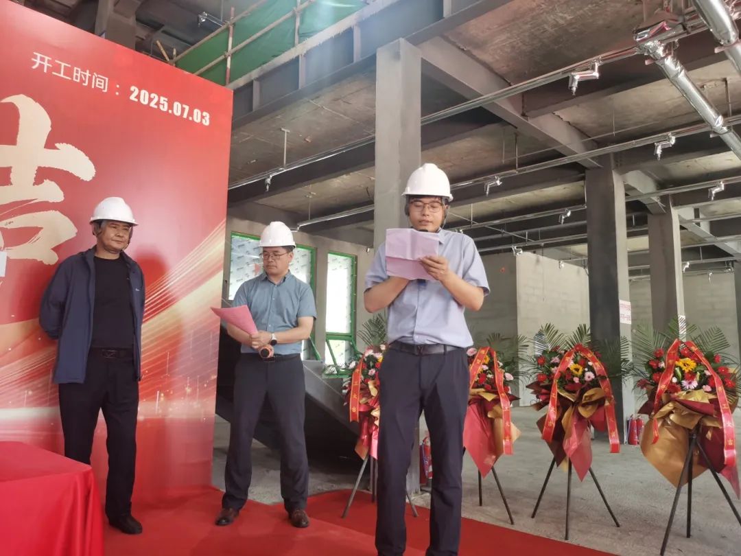 ▲施工方鼎域裝飾公司項(xiàng)目負(fù)責(zé)人劉杰講話