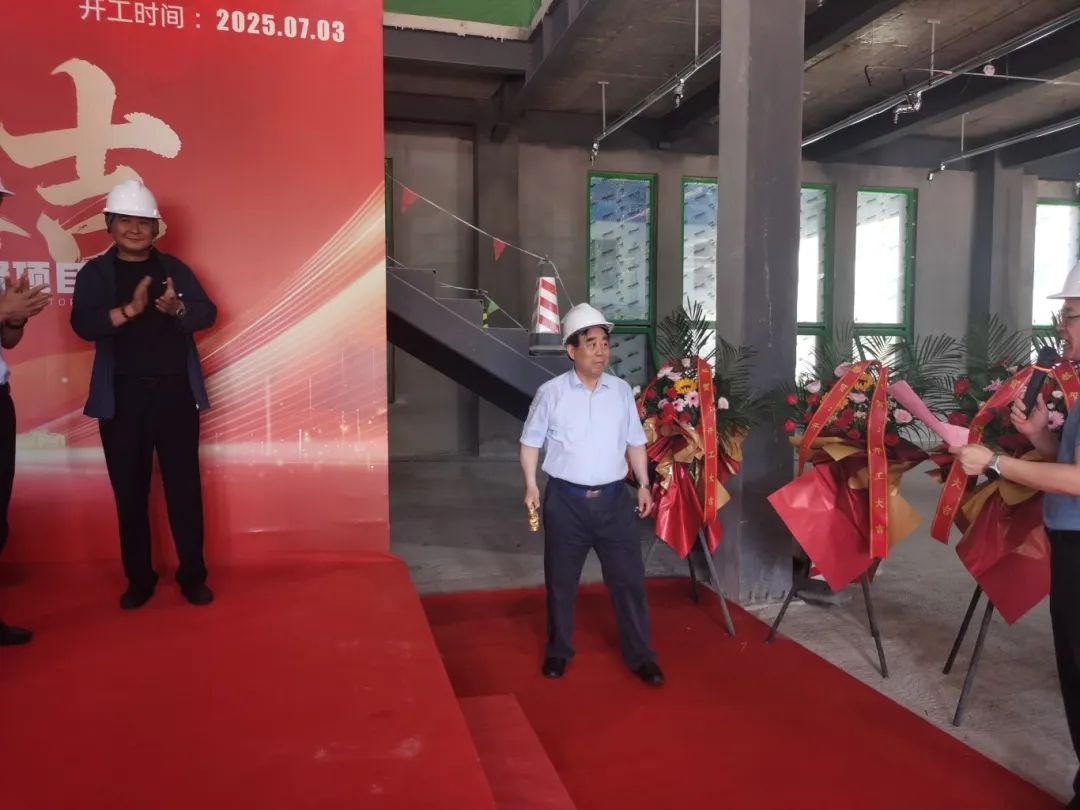 ▲益康總公司黨委書記、董事長王忠本敲開工金錘