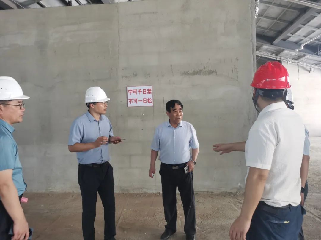 ▲現(xiàn)場(chǎng)認(rèn)真聽取施工方工程進(jìn)度匯報(bào)