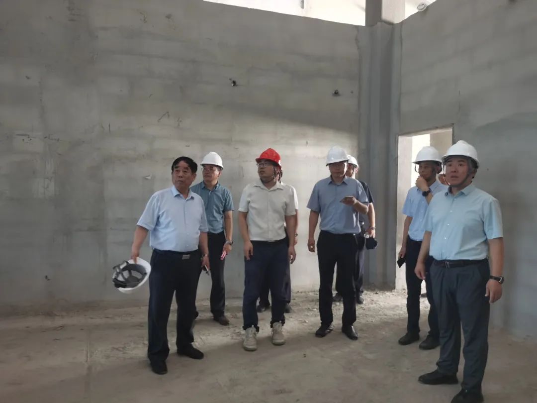 ▲與施工隊(duì)伍細(xì)細(xì)打磨每一處細(xì)節(jié)