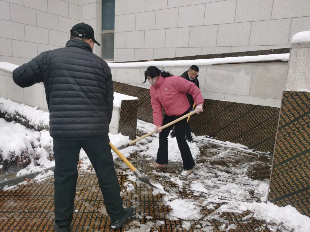 濟(jì)南益康開展2025掃雪除冰活動(dòng)