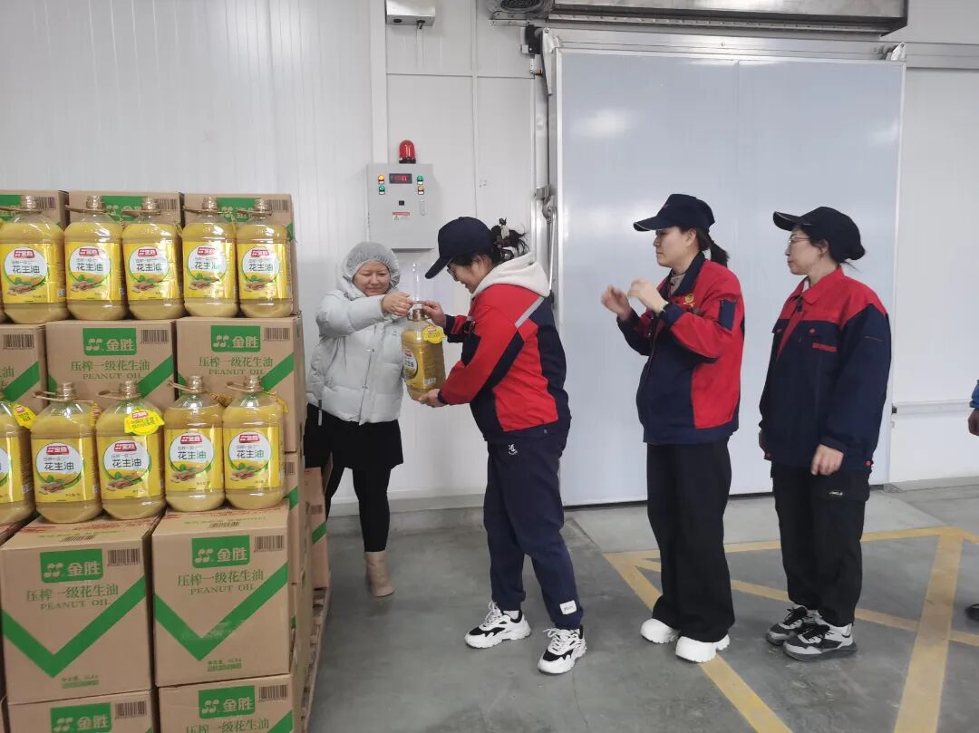 益康益利思年貨發(fā)放現(xiàn)場(chǎng) 益康益利思年貨發(fā)放現(xiàn)場(chǎng)