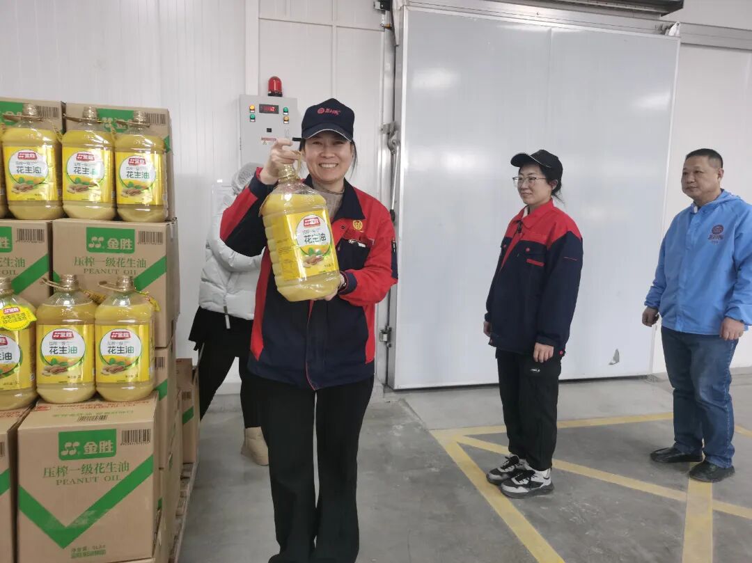 益康益利思年貨發(fā)放現(xiàn)場(chǎng) 益康益利思年貨發(fā)放現(xiàn)場(chǎng)