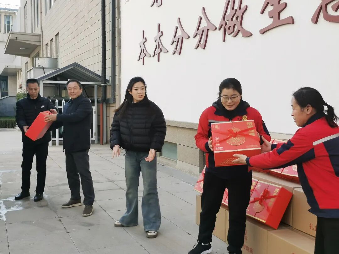 禮贈“濟南艦” 禮贈“濟南艦”