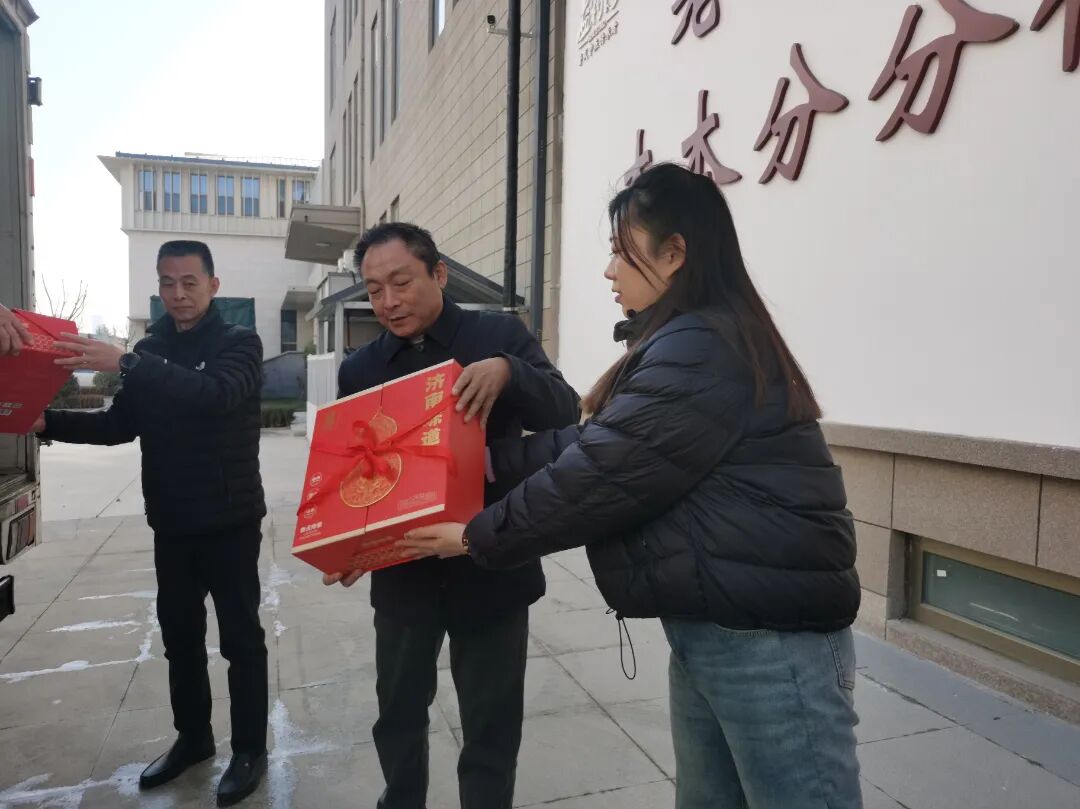 禮贈“濟南艦” 禮贈“濟南艦”