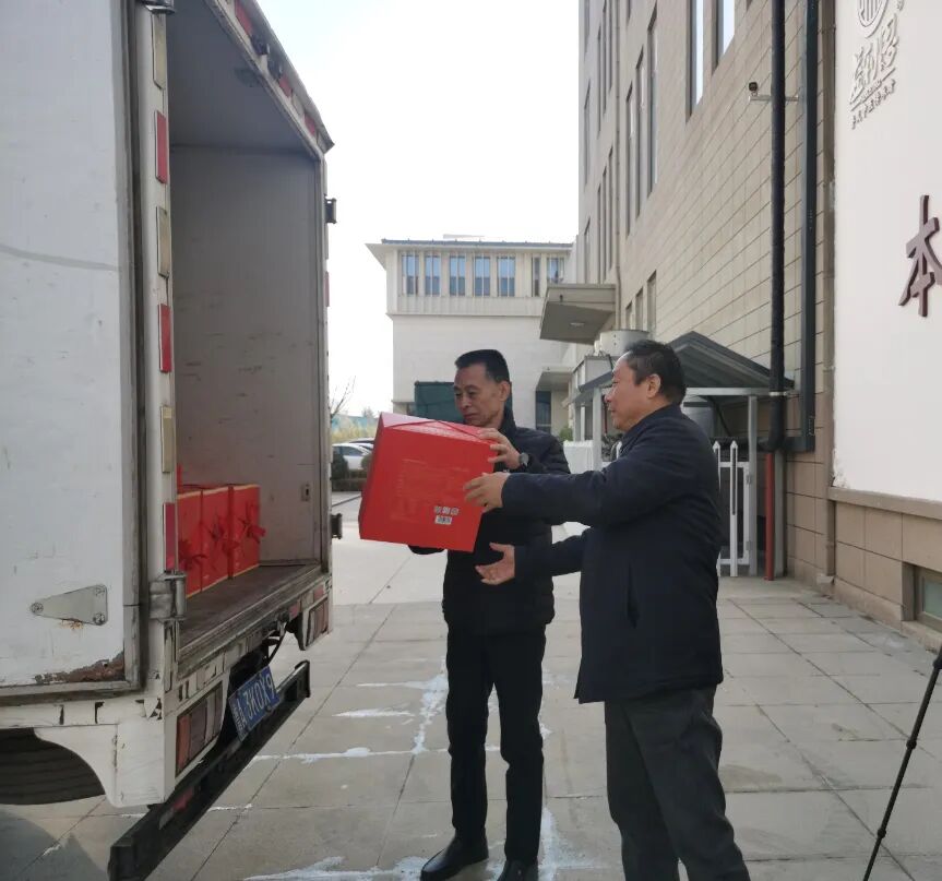 禮贈“濟南艦” 禮贈“濟南艦”