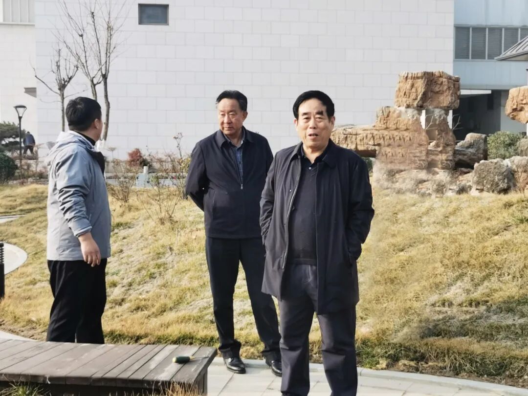 濟(jì)南益康總公司黨委書記、董事長(zhǎng)王忠本對(duì)植樹活動(dòng)進(jìn)行總體安排